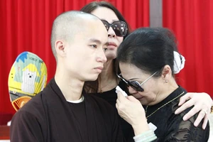 Khánh Ly mang tro cốt chồng về Việt Nam