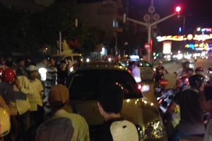 Đưa bạn gái về nhà, chàng trai bị xe tông nguy kịch 