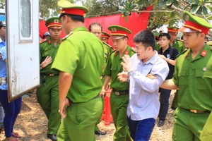 Nhận án tử, sát thủ mỉm cười lạnh lùng khuyên người nhà bình tĩnh