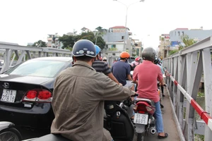 Cầu Trần Khánh Dư sáng chiều đều... kẹt