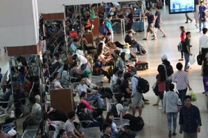 Bến xe miền Đông bắt đầu nghẹt người về quê sớm