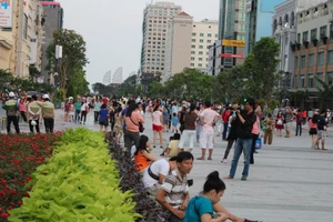 Chiều cuối tuần rộn rã ở phố đi bộ Nguyễn Huệ