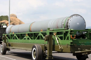 Hải quân Việt Nam trình diễn vũ khí trên bộ