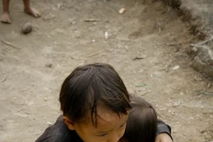 Bức ảnh chụp hai em bé của Na Sơn gây 'sốt' cả thế giới