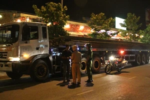 Lập biên bản, buộc xuống hàng hóa đối với 2 xe chở cọc sắt quá khổ