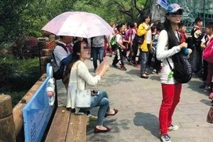 Cư dân mạng phẫn nộ trước cảnh học sinh phải cầm ô che cho cô giáo