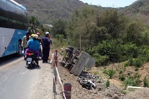 Quẹt xe khách, xe tải lăn kềnh xuống vệ đường