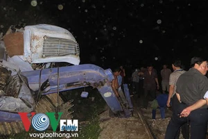 Đường sắt Bắc-Nam tê liệt nhiều giờ vì máy múc rơi vào đường ray