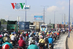 Cửa ngõ Sài Gòn kẹt xe khủng khiếp, kéo dài trong nhiều giờ
