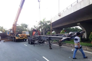 ​Xe đầu kéo lại rơi thùng container ở cua 'tử thần' trên cầu Phú Mỹ