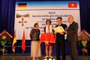 Trao huân chương cao quý cho người phụ nữ Đức lấy chồng Việt