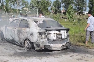 Ô tô con bốc cháy trơ khung khi đang chạy bon bon trên đường