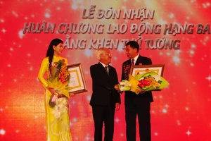 Vợ ông Johnathan Hạnh Nguyễn và tập đoàn IPP nhận huân chương cao quý