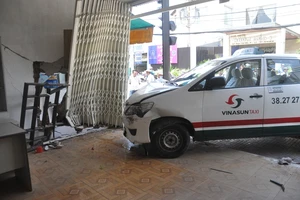 Taxi tông sập nhà dân ở Sài Gòn