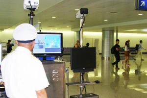 Không 'giao khoán' hành khách cho… máy đo thân nhiệt!