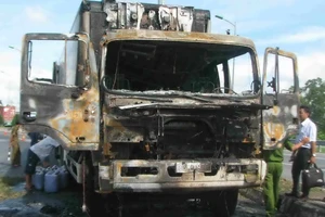 Xe đông lạnh bất ngờ cháy rụi đầu, tài xế đạp cửa thoát hiểm