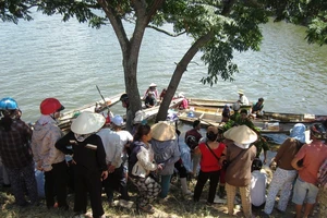 Người cha nức nở khóc bên thi thể con trai nhảy cầu tự tử