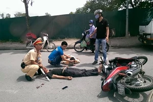 Xe máy lao thẳng vào trung tá cảnh sát giao thông