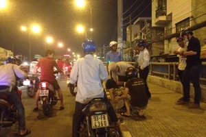 Chóng mặt, người phụ nữ lái xe tông vào thành cầu rồi bất tỉnh