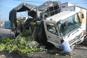 Chuối, gạo đổ đầy đường vì xe tải gãy trục, leo dải phân cách