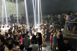 Gần 250 khách chơi nhốn nháo khi cảnh sát ập vào kiểm tra 