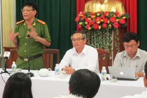 Chi tiết buổi họp báo vụ bí thư huyện chết trong xe ô tô 