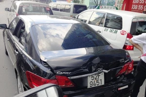 Ô tô con móp đầu, bẹp dúm đuôi sau cú va chạm