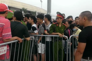 Phe vé lại tung hoành trong ngày bán vé Việt Nam - Man City