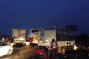 Xe nối đuôi tông nhau trên cao tốc Pháp Vân