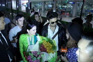 Fan vây kín hai diễn viên phim 'Cô dâu 8 tuổi' ở sân bay