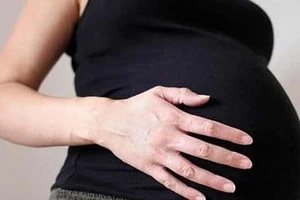 ​Bí thư thị trấn Lăng Cô làm hai nhân viên có bầu