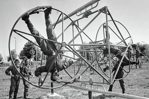 Những bài tập trên không 'dựng tóc gáy' của lính nhảy dù Nga