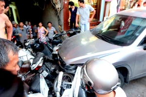 Người phụ nữ lái ô tô đâm liên tiếp cả chục xe máy