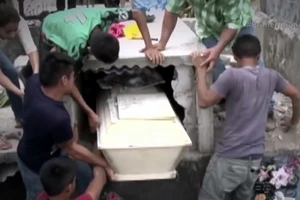 Bị chôn một ngày, cô gái tỉnh dậy đập quan tài kêu cứu...