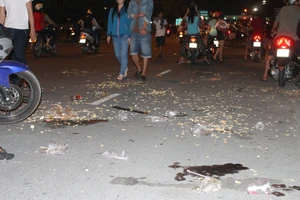 Phố Sài Gòn ngập rác sau màn pháo hoa lung linh