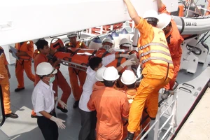 Cấp cứu kịp thời thuyền trưởng bị bệnh nguy kịch giữa biển