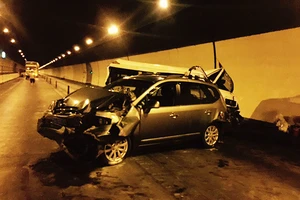 Xe ô tô nối đuôi tông nhau trong hầm đường bộ Hải Vân