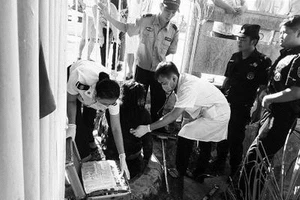 Vợ nhảy cầu tự tử, chồng vội vã bỏ đi