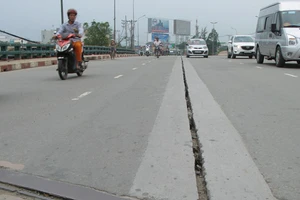 'Vết nứt' cầu An Lạc chỉ là khe co giãn