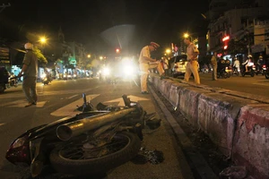 Xe máy gãy đôi, bay qua dải phân cách sau cú tông 'xế hộp'