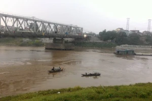 Nam thanh niên gieo mình xuống sông trong tiếng hô hoán