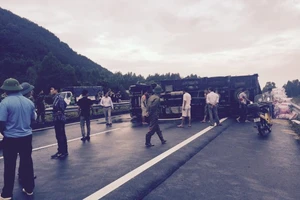 Xe tải lật ngang trên cao tốc Nội Bài - Lào Cai