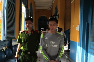 Hiếp dâm bé gái 10 tuổi, bị bắt gặp vẫn cố làm