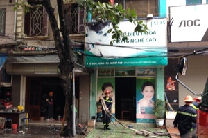 Cháy trung tâm làm đẹp, nhiều người hoảng loạn