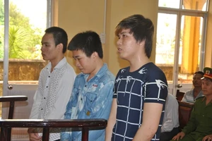 Nạn nhân khai tên cướp mặc quần cụt, nhân chứng nói... quần dài