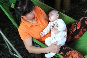 Bé trai sơ sinh bị bỏ rơi trước cửa nhà vợ chồng hiếm muộn