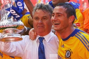 Chelsea mời Hiddink làm huấn luyện viên tạm quyền