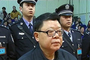 Tiền tấn, quà 'khủng' chất đầy nhà quan tham dịp tết