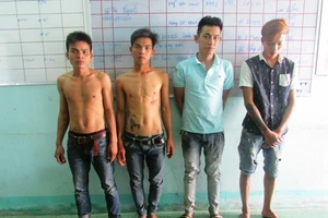 Bốn thanh niên hiếp dâm thiếu nữ bị công an bắt tại trận