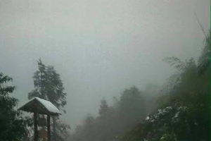 Nhiều nơi ở miền Bắc chìm trong băng tuyết lịch sử âm 6-8 độ C